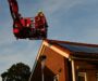 Brandweer haalt duif van dak woning Boerhaavelaan